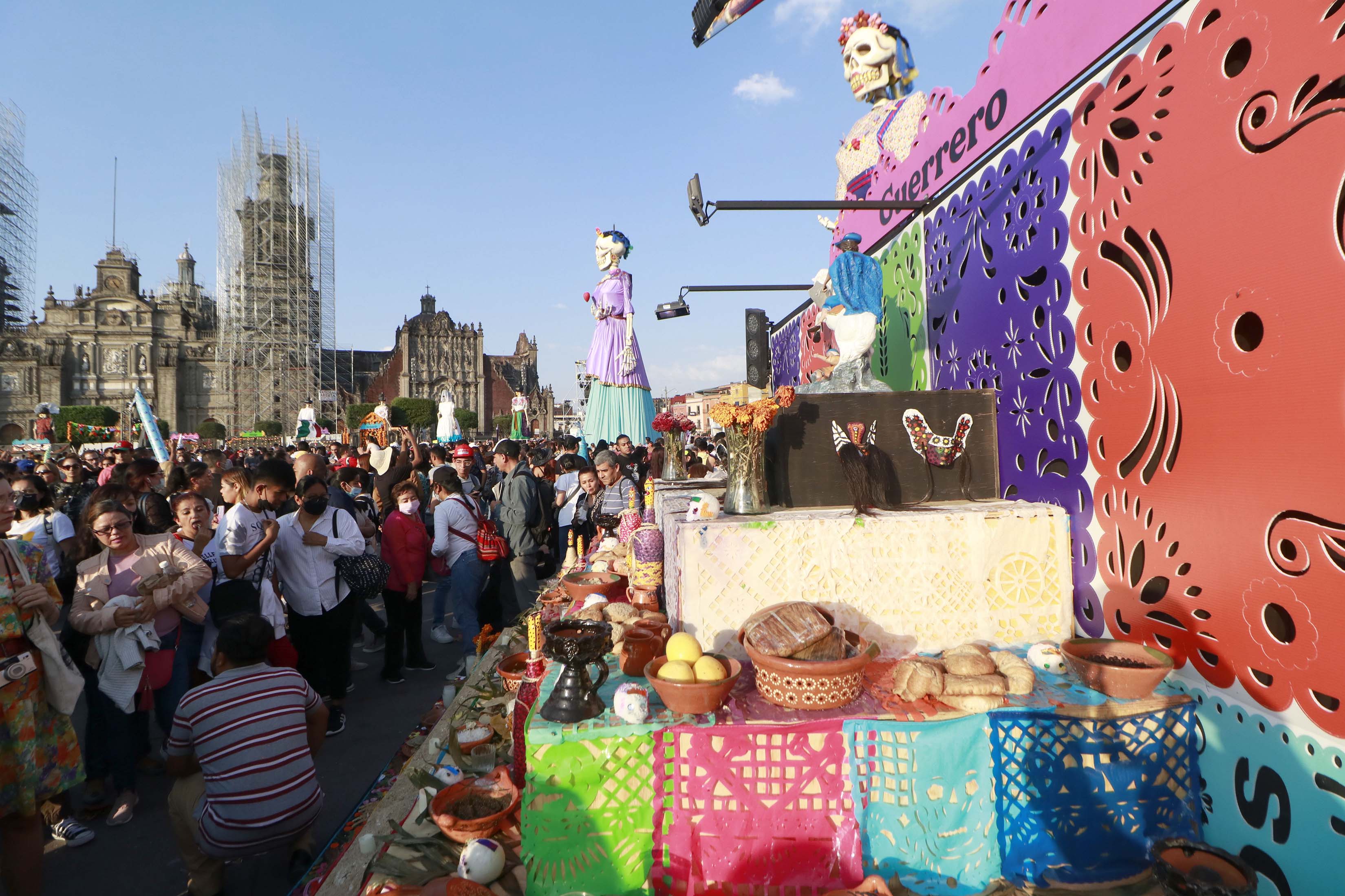 RECIBE OFRENDA MONUMENTAL DE DÍA DE MUERTOS A 600 MIL PERSONAS EN EL