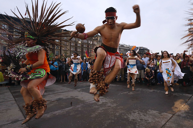 Con chinelos, danza azteca, DJ y exposicion inicia en el Zocalo ... image image